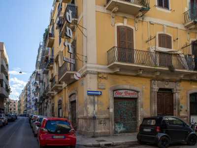 Ci spostiamo ora in un�altra zona di Bari, nel quartiere San Pasquale, dove in via Trento ad angolo con via De Nittis spicca l�insegna verticale del Bar Trento
